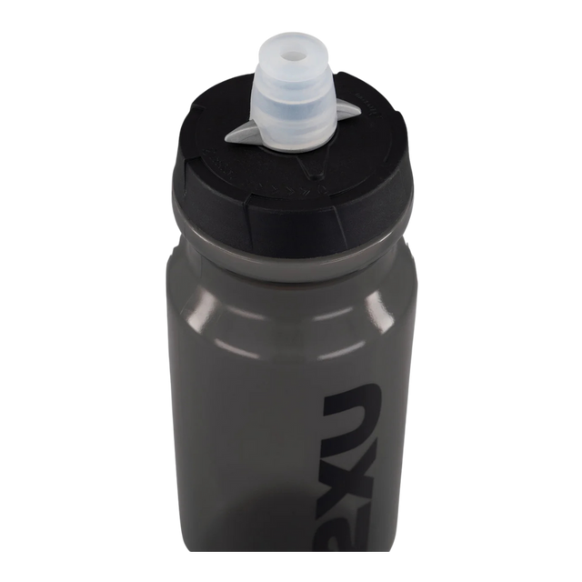 2XU-Squeeze-Water-Bottle-600ml-close-lid
