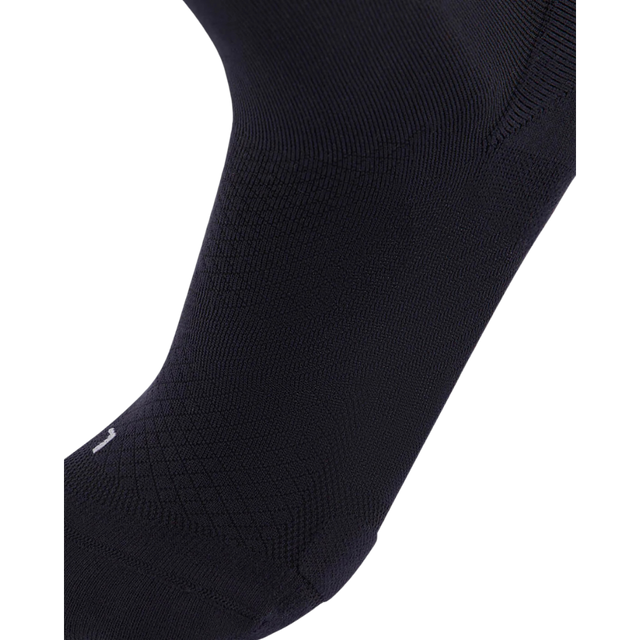 2XU-Vectr-Reflective-Crew-Socks-black-Silver-Reflective-close_a412f83c-9597-43a0-8ecf-5737c7010486